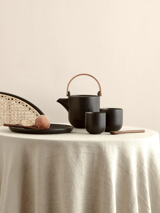 CoppaKuro-Tischszene_71bafe62-83a2-4cde-be2d-c345ad3a277f_540x Teapot with wooden handle, kuro (L)