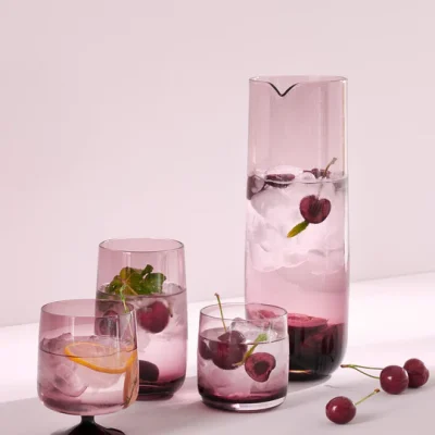 Sarabi-Berry-Karaffe-Gla--ser_53eec2d3-9333-4d24-a2f3-13deb9aa7b46_540x (1) Carafe, berry (L)